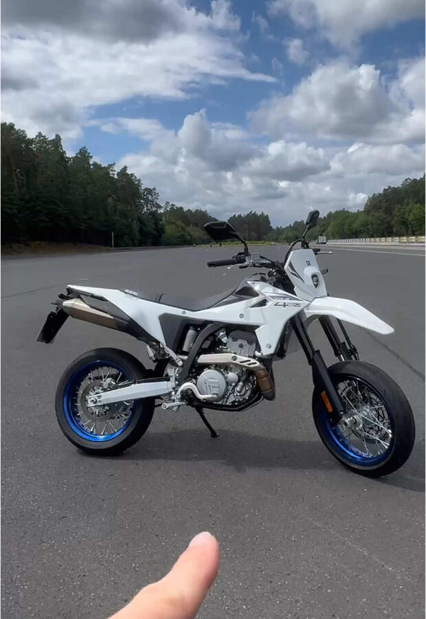 Suzuki DR-Z4SM . . .