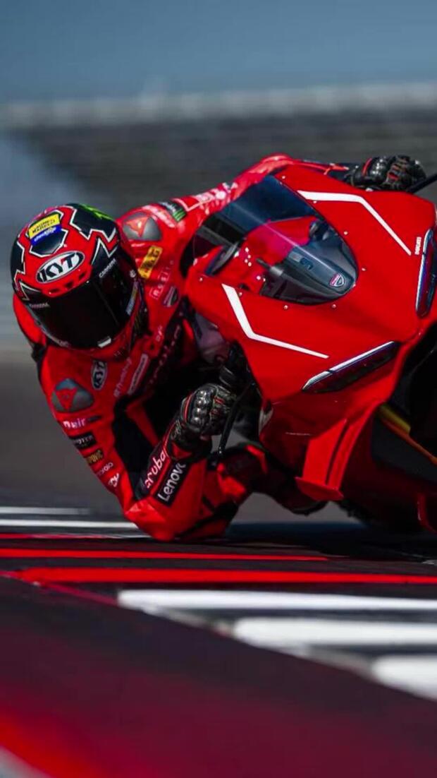 Ducati Panigale V4 R . . .