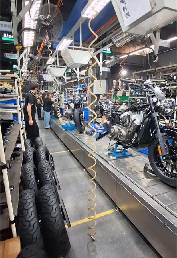 Dentro lo stabilimento di Benda . . .