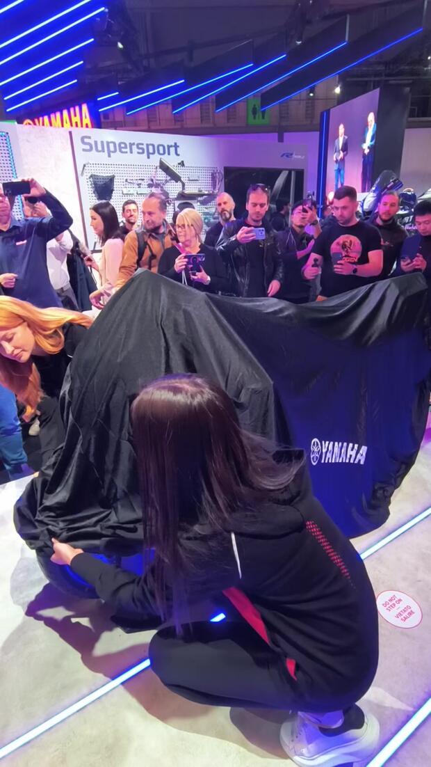 Ecco l’unveiling della nuova Yamaha R7! . . .