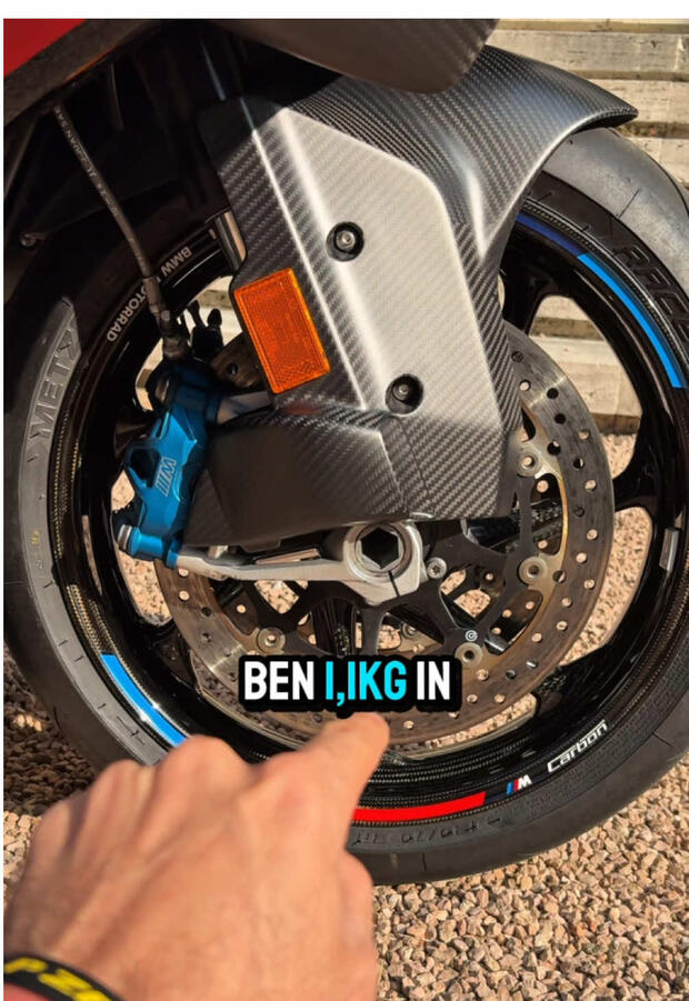 I cerchi in carbonio della BMW M 1000 RR! . . .