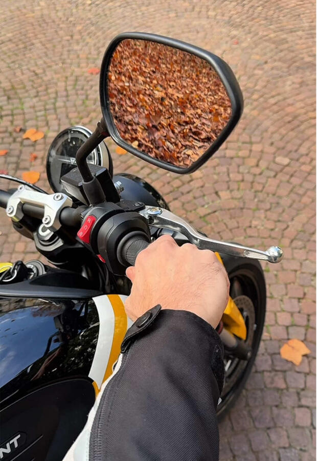 L’acceleratore che “ruota al contrario”: ma perché? . . .