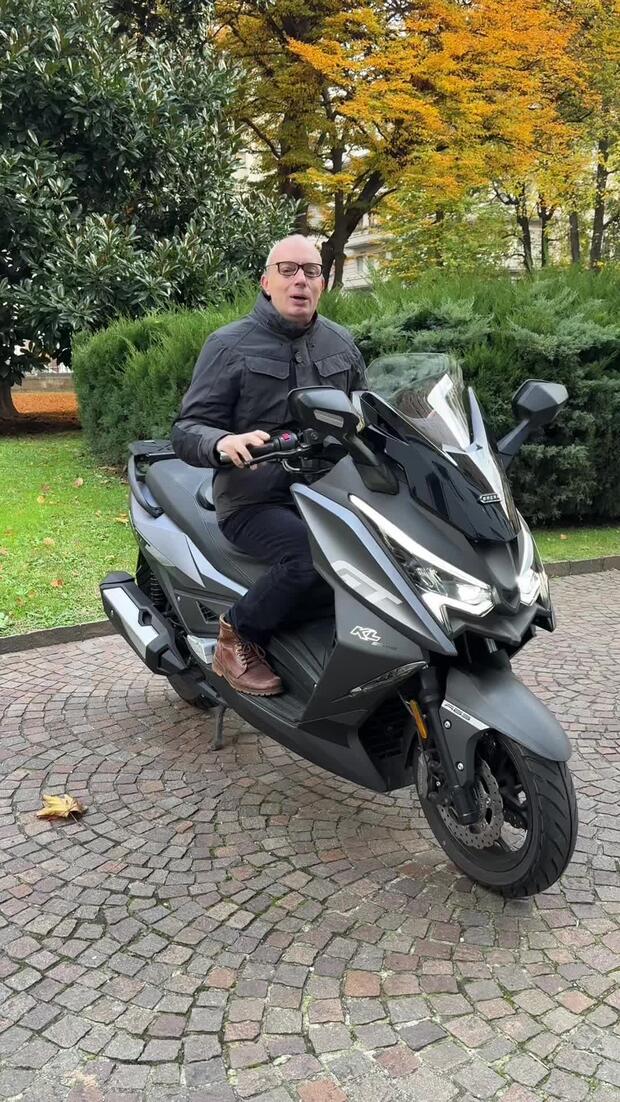 KL Brera GT: il midiscooter ben dotato spinto da un monocilindrico di 330 cc e 27 cv di potenza . . .