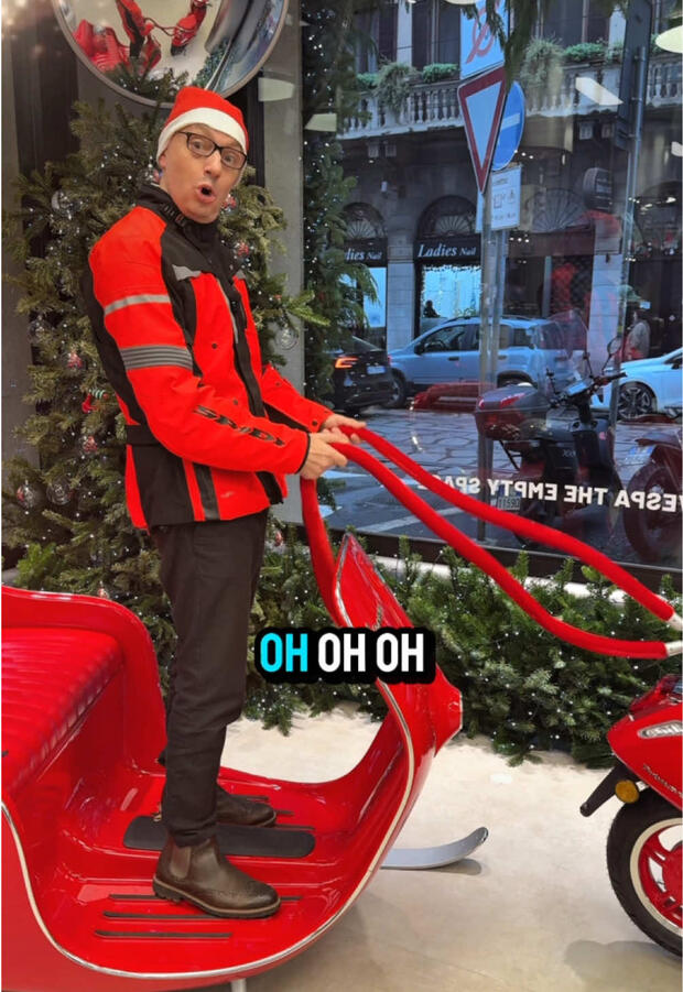 Le Vespa di Babbo Natale e… tanti auguri da inSella! . . .