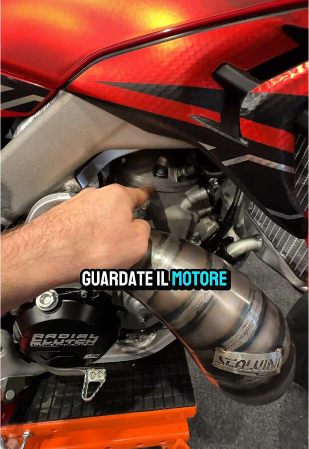 La follia che ci piace: una Ducati MX con motore Honda 500 2T. Cosa ne pensate di questo mostro? . . .