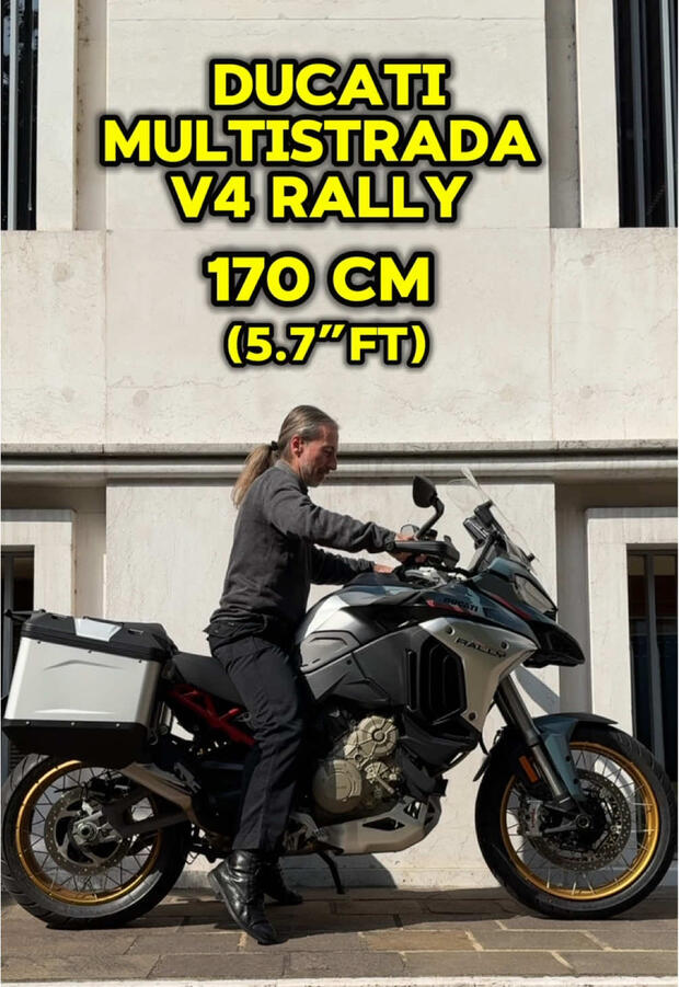 Ducati Multistrada V4 Rally: come “calza” su motociclisti di diverse altezze . . .