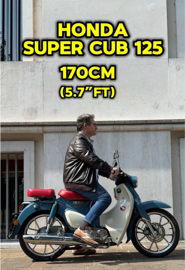 Honda Super Cub 125: come “calza” su motociclisti di diverse altezze . . .