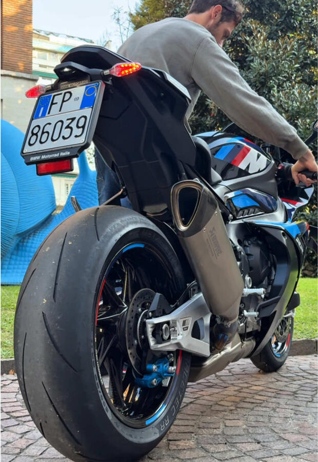 BMW M1000RR: l’ASMR più cattivo di sempre! . . .