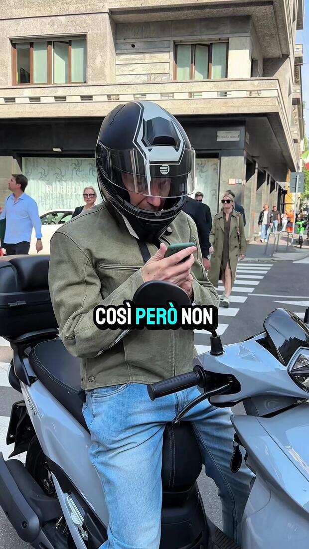 L’uso dello smartphone in moto può costare molto caro! . . .