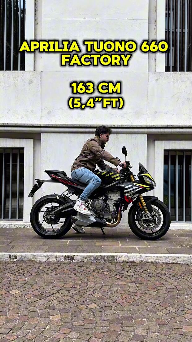 Aprilia Tuono 660 Factory: come “calza” su motociclisti di altezze diverse . . .