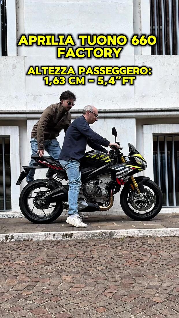 Aprilia Tuono 660 Factory: quant’è ospitale per passeggeri di diverse altezze . . .