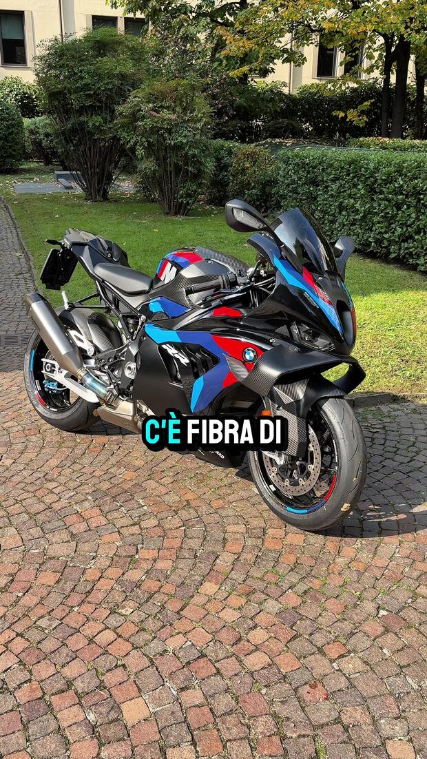 BMW M 1000 RR: fibra di carbonio ovunque… e non solo! . . .