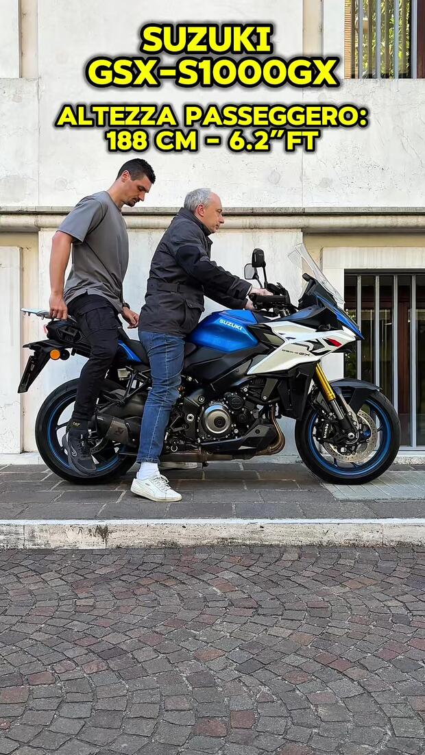 Suzuki GSX-S1000GX: quanto è ospitale per i passeggeri di diverse altezze . . .