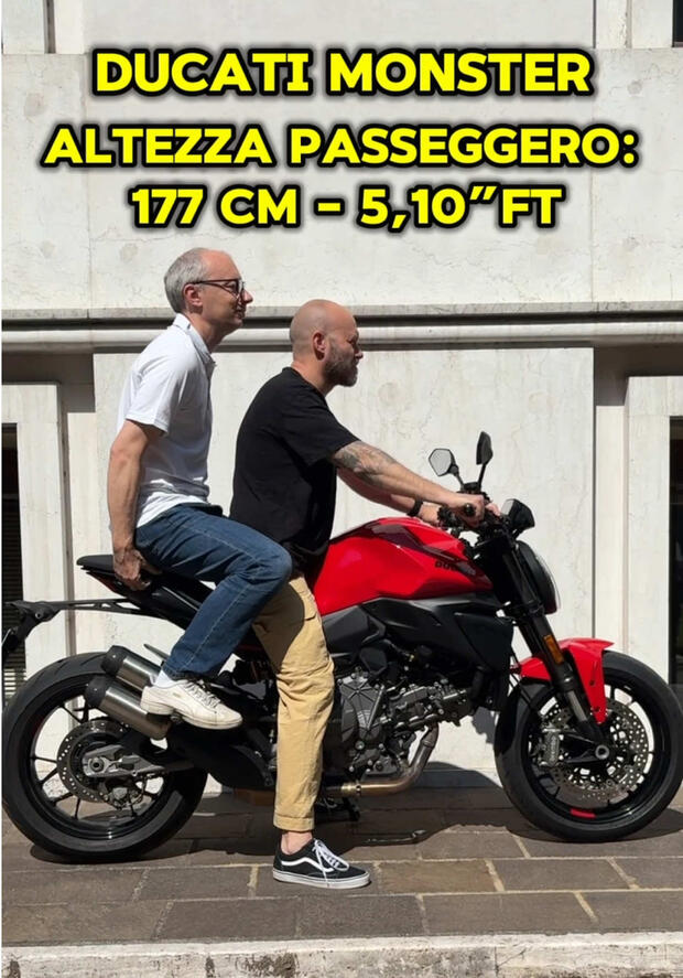 Ducati Monster V2: quanto è ospitale per passeggeri di altezze diverse? . . .