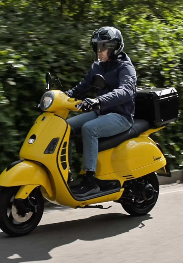 Vespa GTS elettrificata da Newtron! . . .