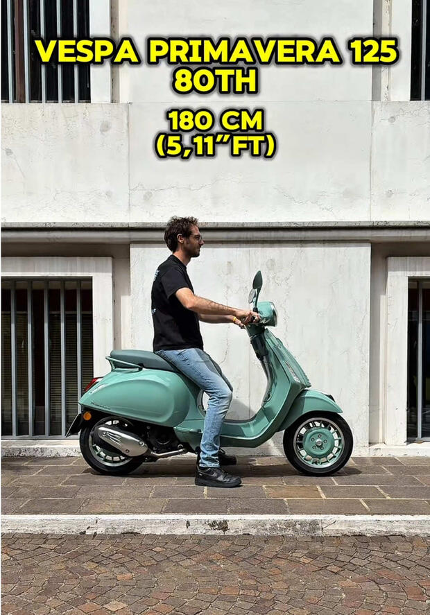 Vespa Primavera 125 80th: come “calza” su scooteristi di diverse altezze . . .