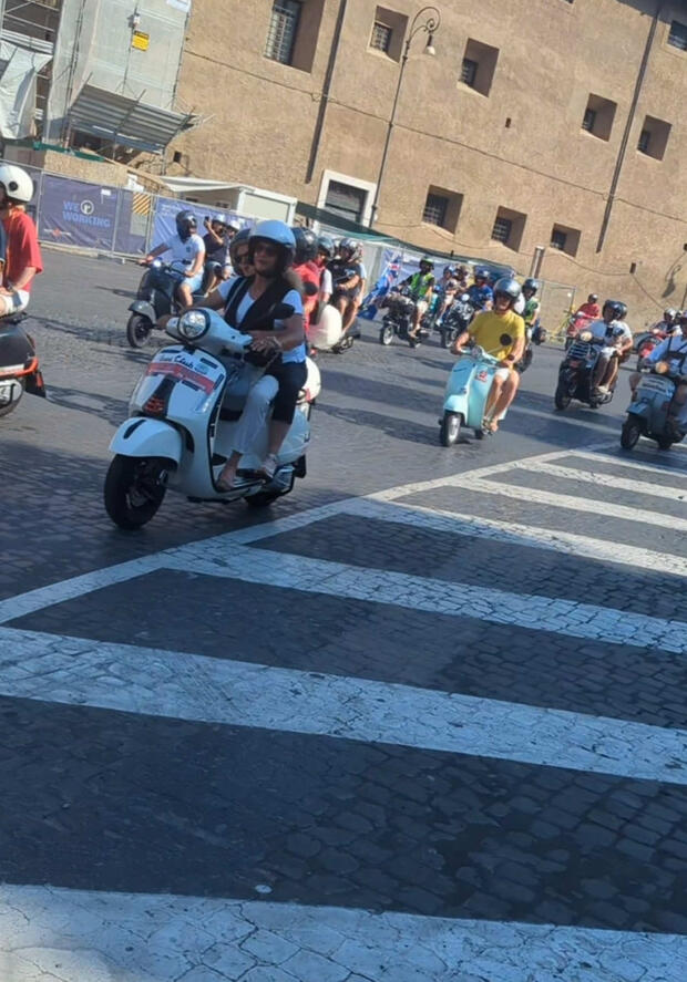 Le Vespa in parata nel centro di Roma!