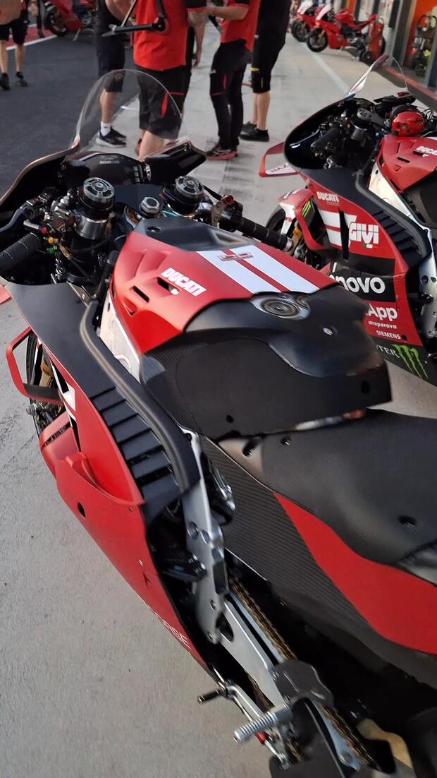 Al WDW di Misano Ducati ha mostrato in anteprima la MotoGP 850 che correrà il campionato 2027. I tecnici Ducati l’hanno anche accesa in pitlane, rivelando il rombo gutturale del “piccolo” V4 . . .