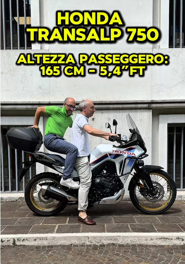 Honda Transalp 750: quant’è ospitale per passeggeri di taglie diverse? . . .