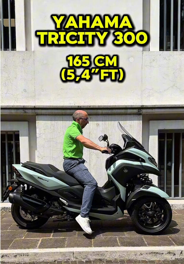 Yamaha Tricity 300: come “calza” su motociclisti di altezze diverse? . . .