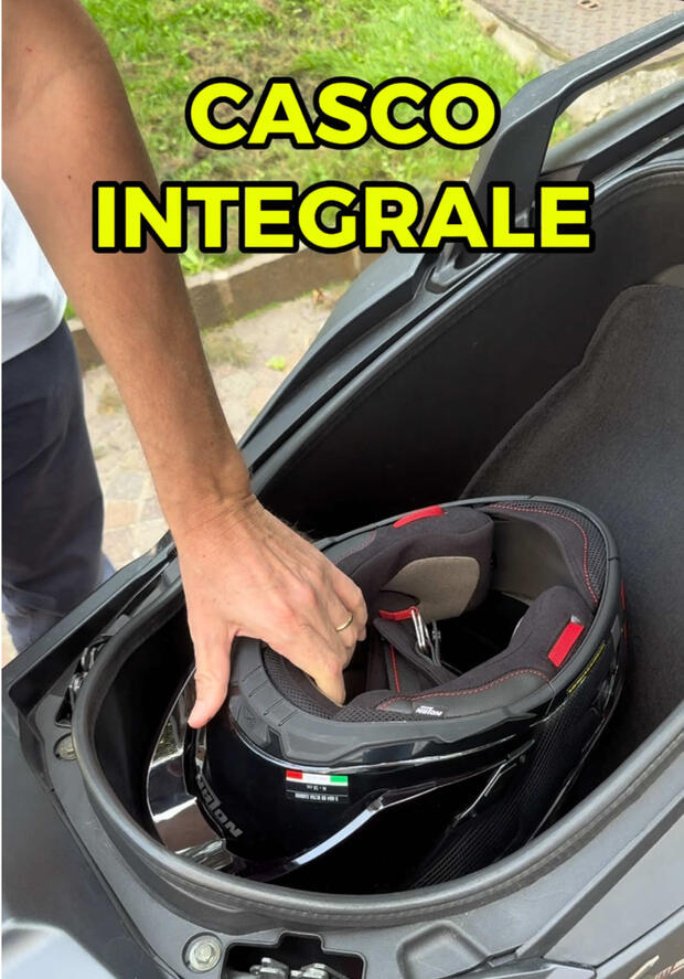 Kymco AK575 Premium: la capacità del sottosella . . .