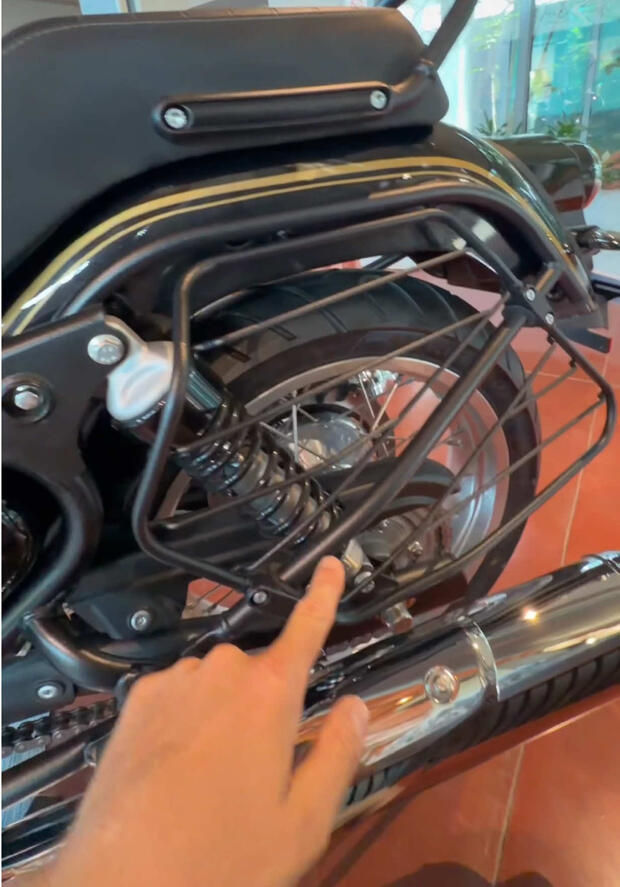 Royal Enfield Classic: ma a cosa serve quella griglia laterale? . . .