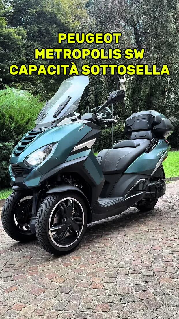 Peugeot Metropolis 400 SW: la capacità del vano sottosella e del baule integrato . . .