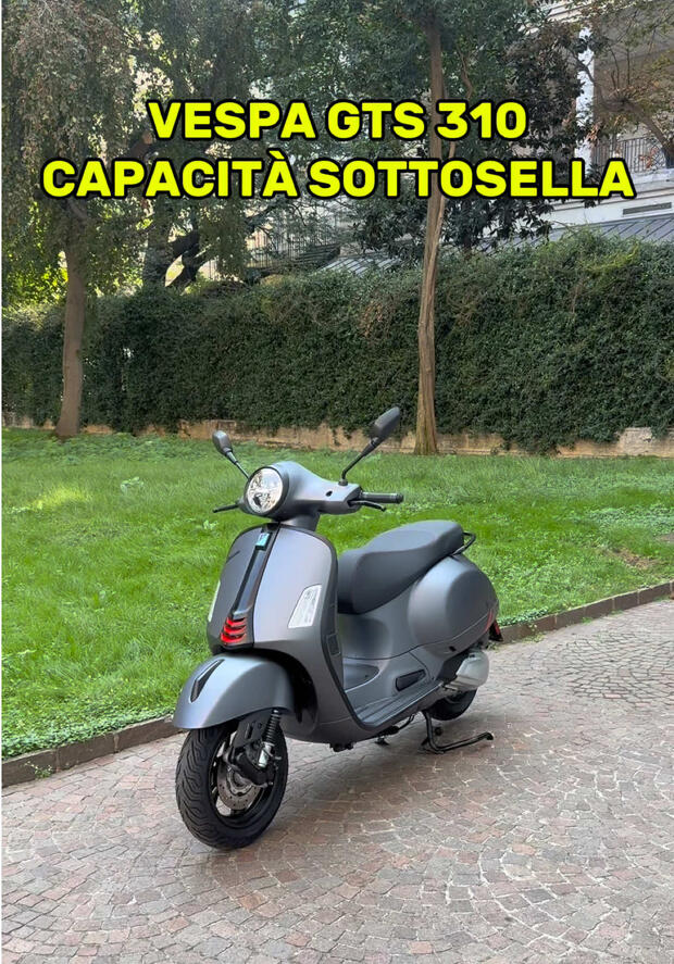 Vespa GTS 310: la capacità del sottosella . . .