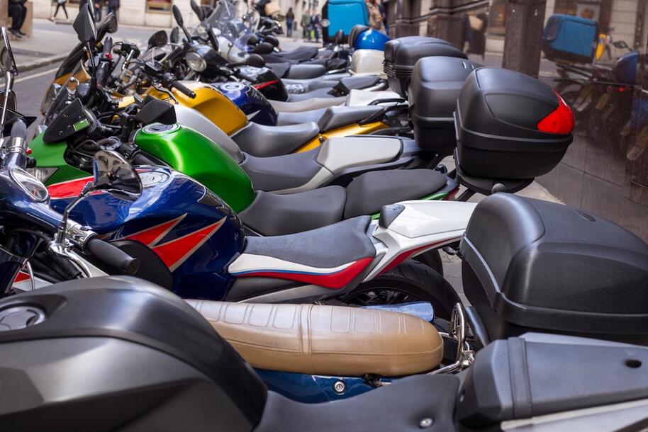 Mercato moto agosto 2026: scooter ancora su e moto giù
