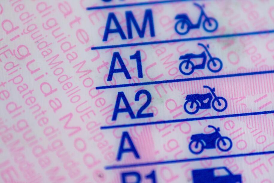 Patente B a 17 anni: cosa cambia e cosa succede alle moto? 