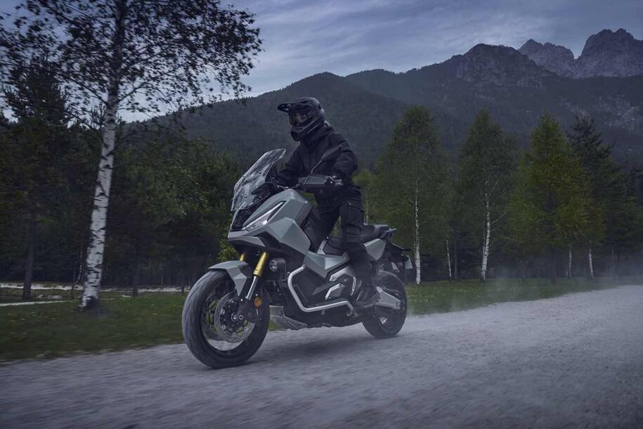 Honda X-ADV 2026: ha senso comprarlo oggi? Pregi e difetti del maxi da fuoristrada