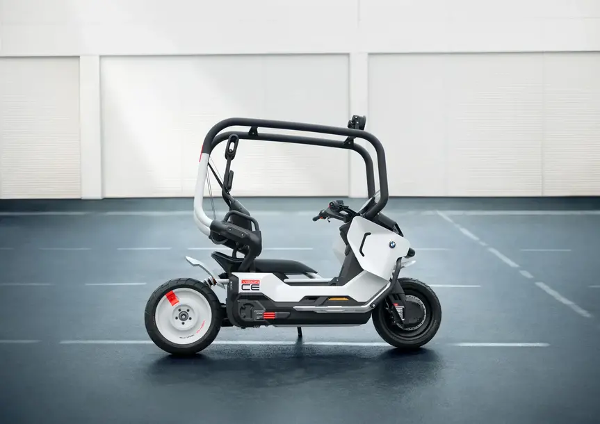 BMW ci ricasca: scooter col tetto, cinture di sicurezza e airbag