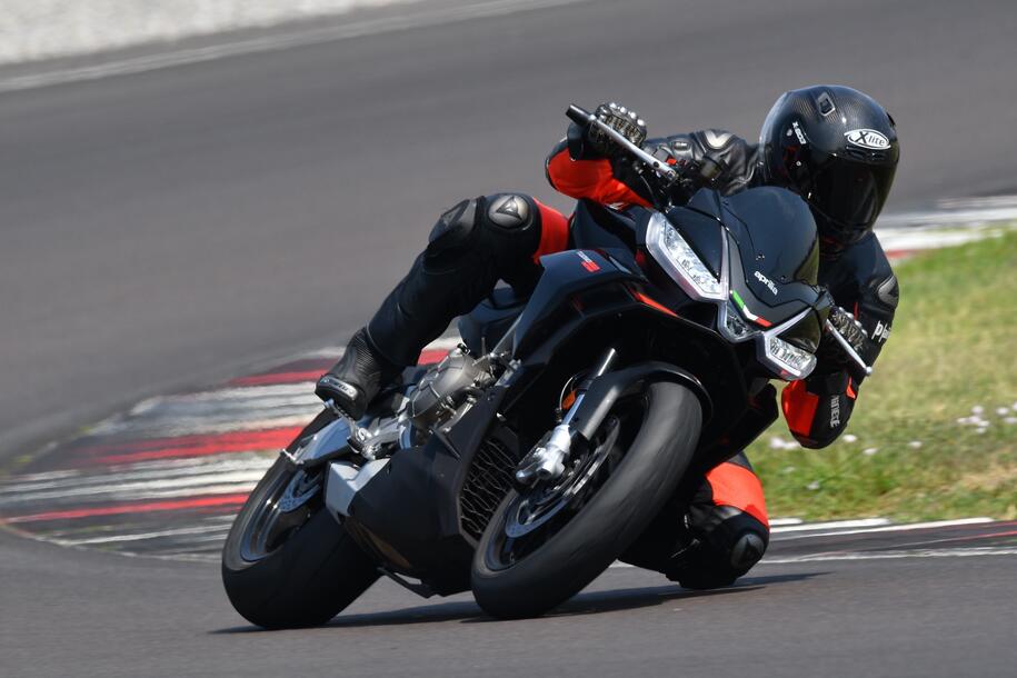 Quando i kg contano più dei CV. Le 10 naked più leggere per volare tra le curve