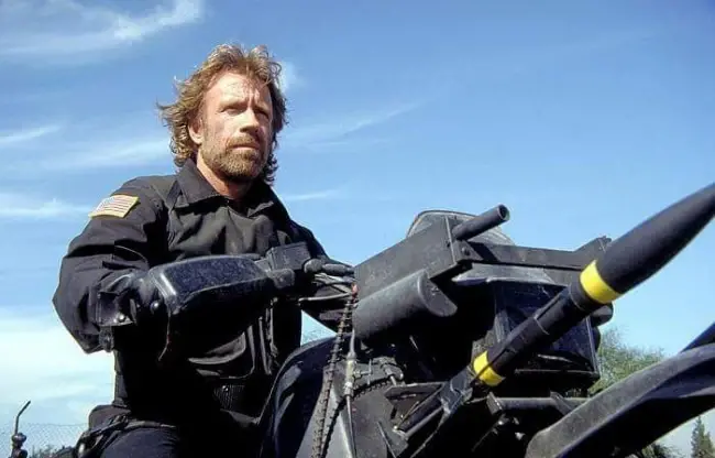 Chuck Norris, addio all'ultimo duro di Hollywood: anche in sella era leggenda