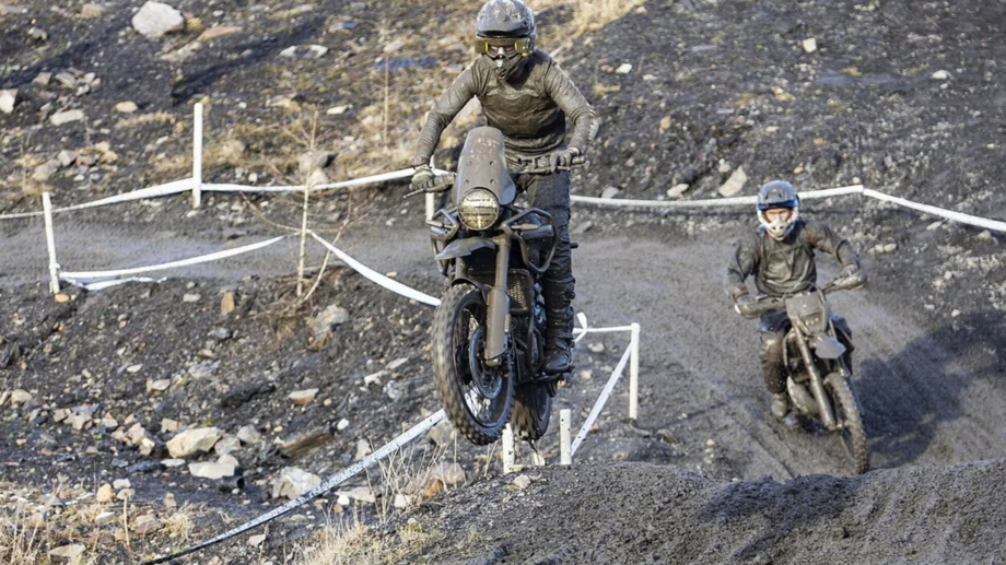 Questa Himalayan 450 costa il doppio, ma è vera hard enduro