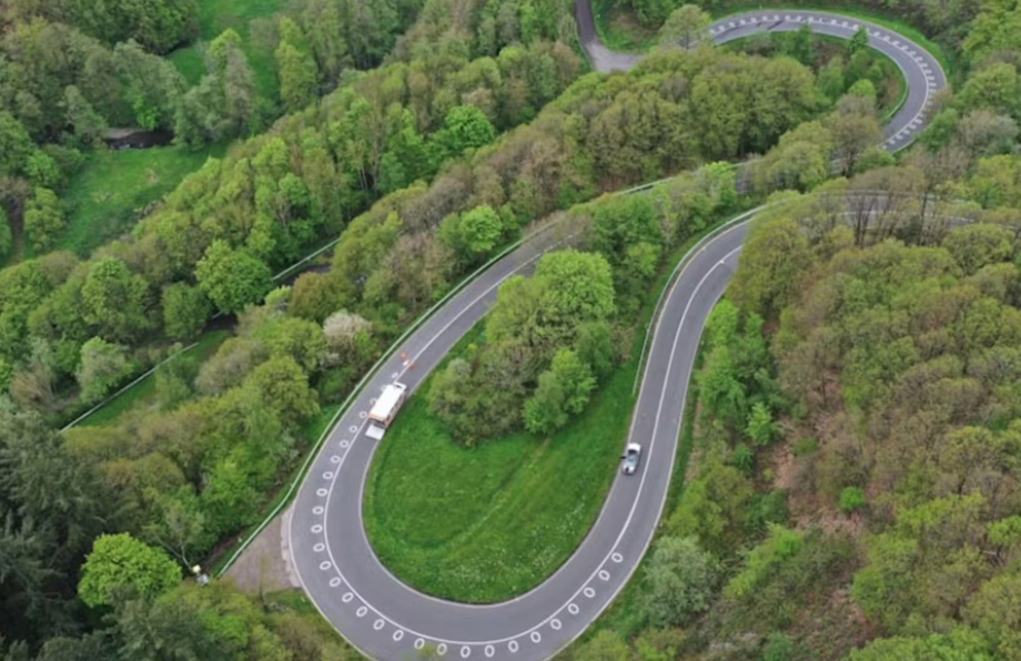 Con questi cerchi bianchi in curva si guida più sicuri