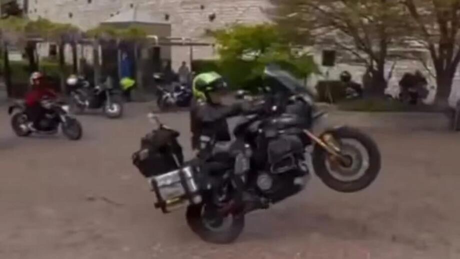 Trento, follia alla benedizione. Impenna e ferisce gravemente un donna