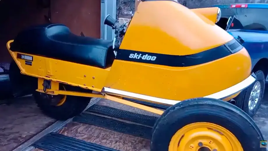 Dalla neve all’asfalto: quando le motoslitte mettevano le ruote