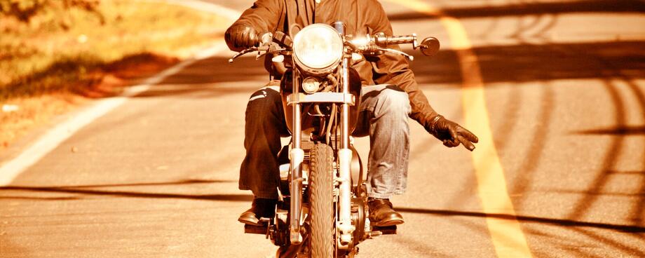 Biker wave: la storia del saluto dei motociclisti