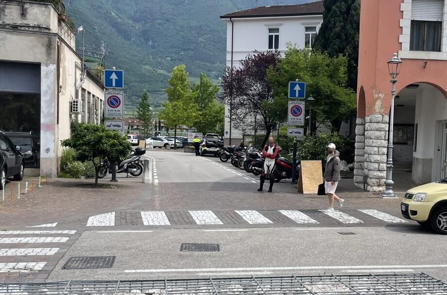 Arco indigesta, sposta la moto senza casco: mezzo sequestrato per due mesi