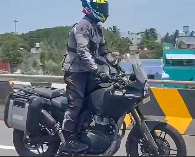 Royal Enfield Himalayan 750, si guida (anche) in piedi