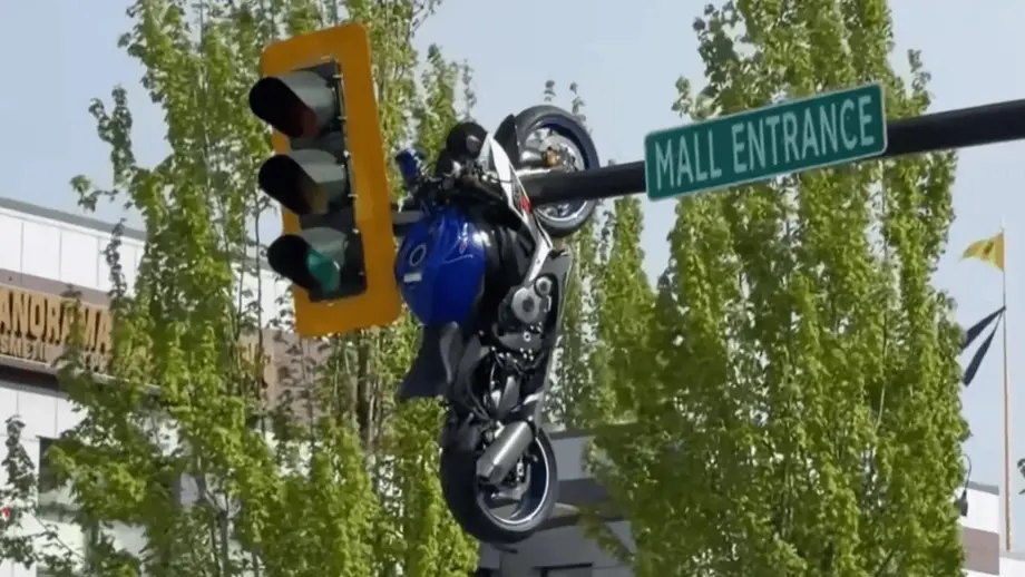 Pazzesco incidente: la moto finisce appesa al semaforo