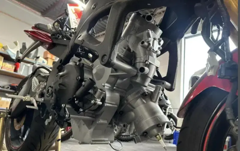 La Yamaha R6 rinasce a 2 tempi: col kit 160 CV e 45 kg in meno 