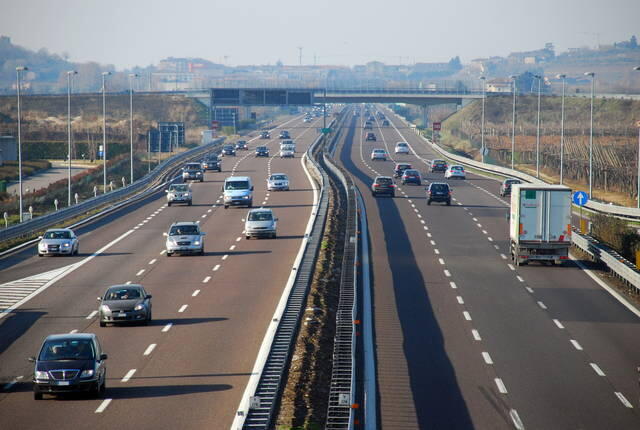 Autostrade a 100 km/h per le benzina e 130 per le elettriche. Cosa c'è di vero nella proposta austriaca