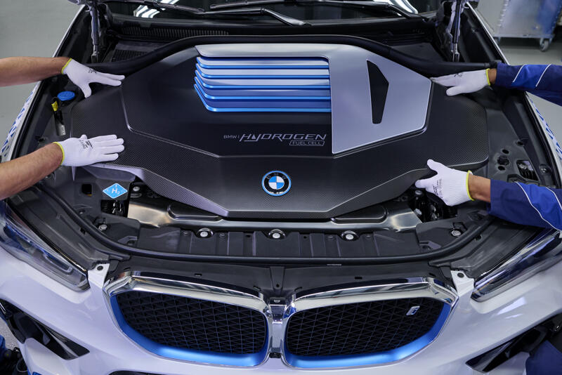 BMW punta sull'idrogeno: 750 km di autonomia e rifornimento in cinque minuti 