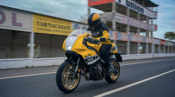 Yamaha XSR900 GP 2026, ecco il giallo 