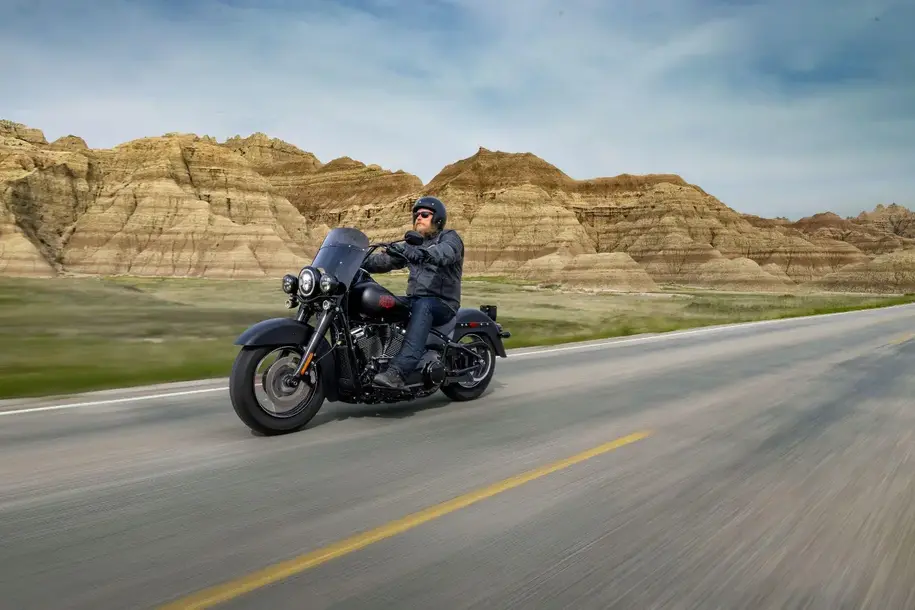 Harley-Davidson Deadwood 2026: la Heritage Classic si fa minimalista 
