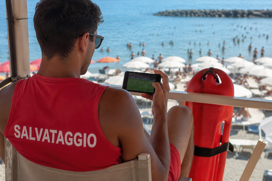 Guarda la MotoGP e non la spiaggia: multato il bagnino 