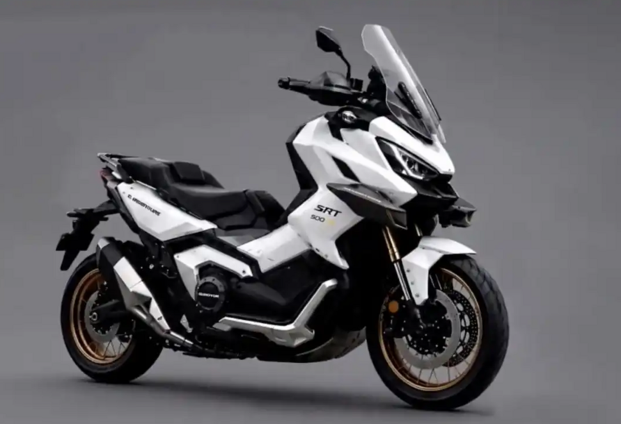 QJ Motor umilia Tmax e X-ADV con l'X-Adventure 900 da 95 CV