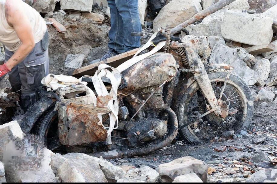 Perché quella moto riemersa dalla sabbia fa paura, oggi più che mai